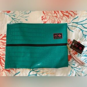 NWT- makeup junkie makeup bag, never used. Great for traveling!